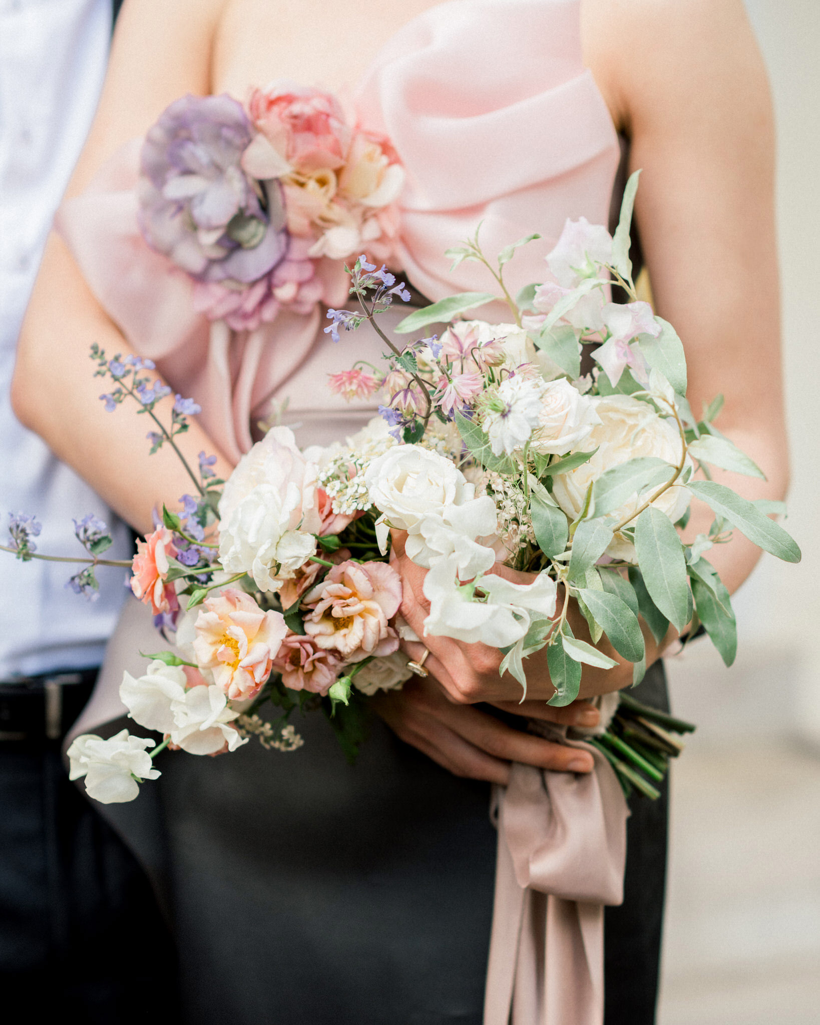 romantic wedding bouquet - The Hague wedding photographer